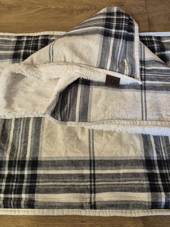 UGG Other - UGG Hooded Plaid Sherpa Pillow Case - Cream, Black & Gray